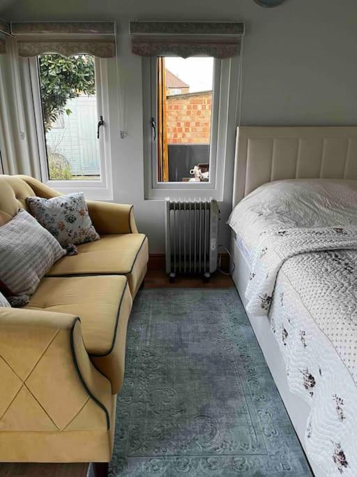 Charming Private Guest House Enfield Luaran gambar
