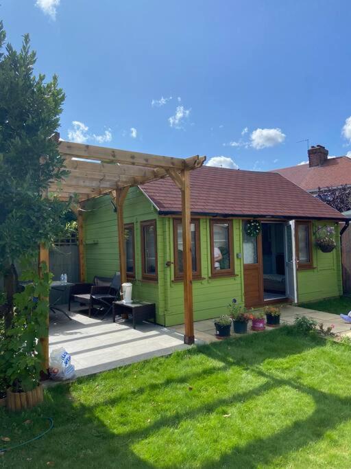 Charming Private Guest House Enfield Luaran gambar